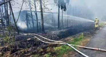 Ogień zajął stodołę i pobliski las