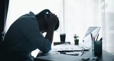 Wypalenie zawodowe coraz częstsze w polskich firmach. W pracy spędzam po 13 godzin dziennie, pracuję nawet w weekendy