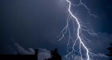  Żółty alert dla powiatu pułtuskiego. Nadciągają burze z silnym wiatrem i gradem