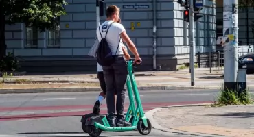 Ładowarki do hulajnogi elektrycznej i adaptery EV – jakie rozwiązania pomagają w codziennym ładowaniu pojazdów elektrycznych?