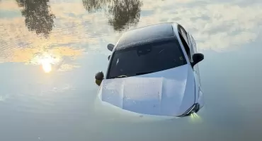 Mercedes wylądował w stawie!