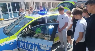 Przyszli mundurowi na patrolu. Uczniowie z Pułtuska poznali tajniki pracy drogówki