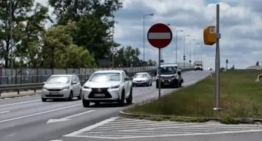 Nowy fotoradar w Zegrzu już stoi. Trwają testy na skrzyżowaniu DK 61 z ul. Groszkowskiego