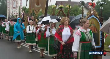Deszczowa, ale wyjątkowo barwna procesja Bożego Ciała w Pniewie