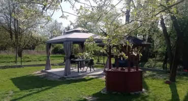 Pawilon ogrodowy: prosty sposób na cień, spotkania i spokojniejszy ogród