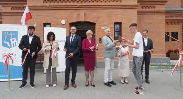 Nowe życie dawnych koszar. Uroczyste otwarcie inwestycji mieszkaniowej w Pułtusku połączone z odsłonięciem historycznych tablic