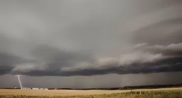 Żółty alert dla powiatu pułtuskiego. Nadciągają burze z gradem