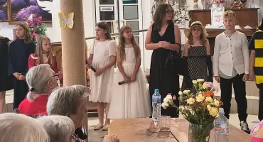 Młodzi artyści z Błędostowa skradli serca rodziców i seniorów – „Pchła Szachrajka” na scenie!