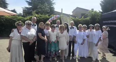 Łapać lato i życie pełnymi garściami! Pułtuscy seniorzy na wiankowym pikniku w Mławie