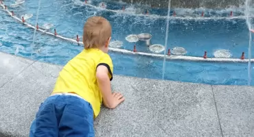 Fontanny miejskie i kurtyny wodne latem. Czy są bezpieczne dla dzieci?
