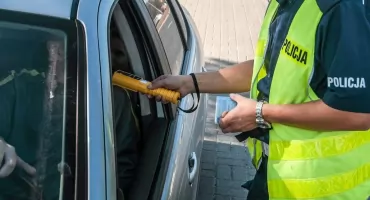 Skrajna nieodpowiedzialność na drogach. Jeden z zakazem, drugi z dwoma promilami i dożywociem