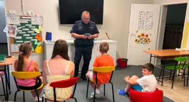  Bezpieczne Wakacje w Pułtusku. Dzielnicowy z wizytą u „Słonecznikowej Braci”