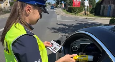 Zignorował czerwone światło tuż przed nosem służb. O krok od tragedii na przejeździe w Świerczach