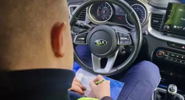 Jechał zdecydowanie za szybko. 27-latek stracił prawo jazdy w Grominie  