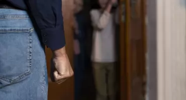 Dramat w Ostrołęce. 9-latek uciekł nocą z domu, by ratować matkę i młodszą siostrę
