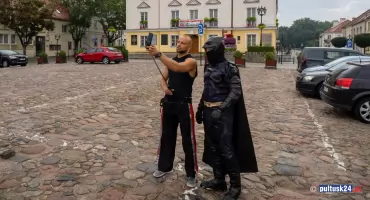 Batman już w akcji! Od świtu kwestuje dla Patryka i Antka. Wieczorem Pułtusk stworzy Łańcuch Dobrych Serc