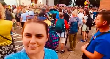 PIELGRZYMKA: RELACJA Z TRASY.  Grupa Srebrna z Pułtuska na pielgrzymkowym szlaku