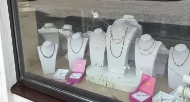 Akt wandalizmu na ul. Świętojańskiej. Uszkodzona witryna u jubilera
