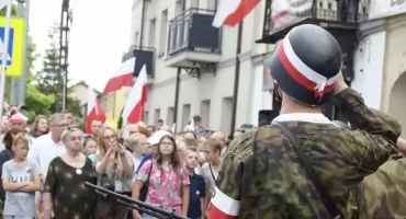 Proszę sobie wyobrazić stosy trupów sięgające drugiego piętra... Budujmy pomnik bohaterom Powstania Warszawskiego każdą wyciągniętą dłonią, nie pięścią... Nie bądźmy obojętni!