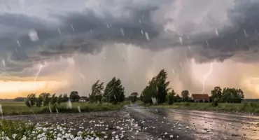 Na dziś prognozowane burze z silnym wiatrem i gradem