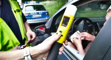 Nocny rajd z ponad promilem. Pijany kierowca Volkswagena zatrzymany na pułtuskim Rynku