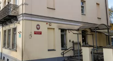 Przystawił przedmiot przypominający broń do głowy i zażądał kluczyków. Sprawę prowadzi pułtuska prokuratura