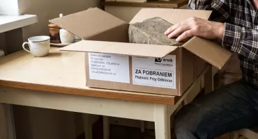 Kosztowna przesyłka. 50-latek oszukany podczas zakupów w sieci, policja apeluje o ostrożność