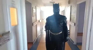 Mroczny Rycerz, wielkie serce. Pułtuski Batman wraca na oddziały dziecięce!