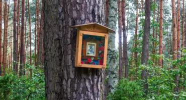 Trochę na uboczu, trochę po cichu, ale zawsze gotowa, by na chwilę zatrzymać czas…