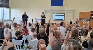 Policja w Pułtusku edukuje uczniów: Trwa akcja „Bezpieczna droga do szkoły”  