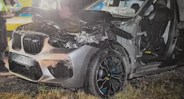 BMW uderzyło w łosia, dwie młode osoby w szpitalu