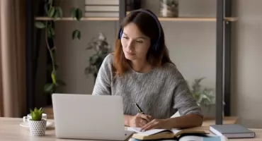Zaczynasz studia od października? Złóż dokumenty do ZUS, aby nie stracić renty rodzinnej