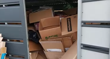 Jak NIE segregować śmieci. Barykada z kartonów we wspólnej altanie