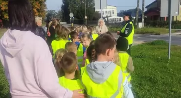 Teoria w klasie, praktyka na jezdni. Policjantki uczyły najmłodszych bezpiecznych nawyków w Przemiarowie