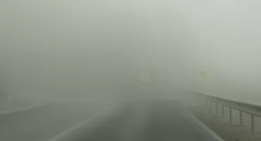 Gęsta mgła sparaliżuje drogi w powiecie pułtuskim. IMGW wydało żółty alert