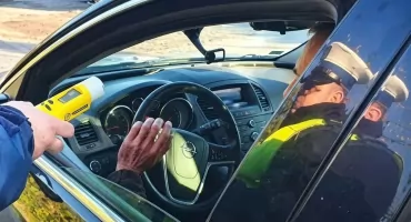 O krok od tragedii na pułtuskim Rynku. Pijany 23-latek szalał Fordem Mondeo