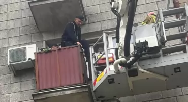 Pies uwięziony w bloku. Pomogli policjanci